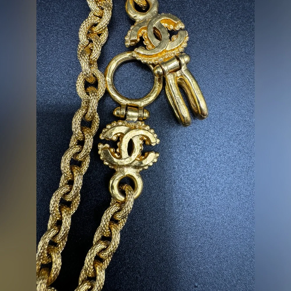 LOT 1500 24K gold plated CHANEL vintage Onyx CC magnifying Glass necklace